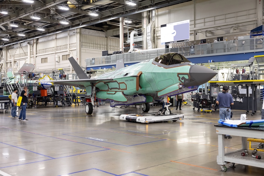 After years of uninterrupted cost growth and mounting implementation problems, the programme to modernise the avionics of Lockheed Martin F-35 Lightning II fighter aircraft to the TR-3/Block 4 standard has already exceeded its planned budget by more than six billion US dollars and is five years behind schedule. In an attempt to curb this process, the Pentagon plans to reduce the scope of the modernisation, which will result in the installation of a downgraded TR-3/Block 4 package in the fighters.