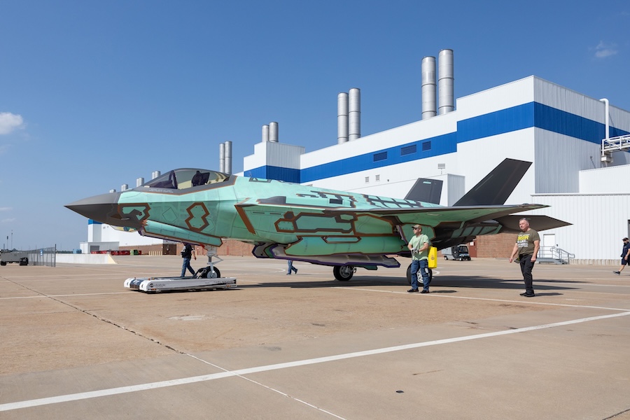 After years of uninterrupted cost growth and mounting implementation problems, the programme to modernise the avionics of Lockheed Martin F-35 Lightning II fighter aircraft to the TR-3/Block 4 standard has already exceeded its planned budget by more than six billion US dollars and is five years behind schedule. In an attempt to curb this process, the Pentagon plans to reduce the scope of the modernisation, which will result in the installation of a downgraded TR-3/Block 4 package in the fighters.