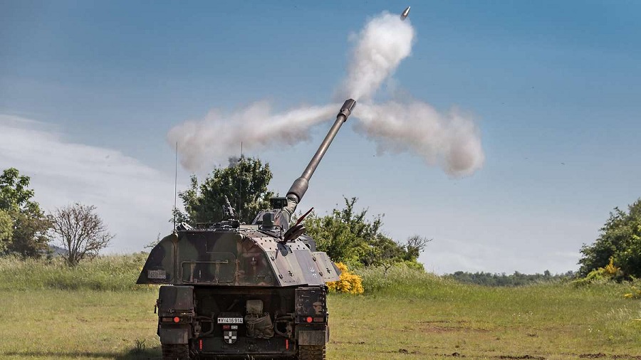 The German government is complying with Ukraine’s request to supply the country with additional howitzers. The Ukrainian defence minister expresses his gratitude for the delivery.