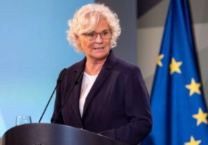 Germany delivers rocket launchers and armoured vehicles. Chancellor Scholz and Defence Minister Lambrecht pledge further support.