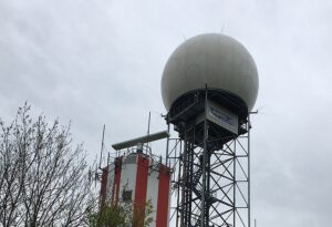 The sensor specialist Hensoldt is modernising the air traffic control systems of the Austrian air traffic control company Austro Control GmbH, Vienna. A combined primary and secondary radar of the type ASR-NG was successfully accepted at Schwechat Airport, Vienna, after thorough on-site tests. In addition, a secondary radar of type MSSR 2000 I was upgraded to the latest technology at the air traffic control facility at Feichtberg in Upper Austria. The project, which includes the delivery of these two air traffic control radars, is thus entering the final phase, which will be concluded with the final acceptance and commissioning.