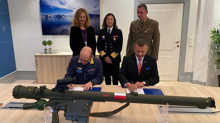 The Norwegian Defence Materiel Agency (NDMA) signed a contract today with the Polish company Mesko for Piorun man-portable air defence systems (MANPADS) worth approx. NOK 350 million. The new weapons are to be used by the Norwegian Army, with deliveries starting as early as 2023.