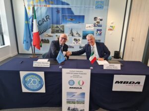 On November 28, the OCCAR-EA Director, Matteo Bisceglia, together with the Managing Director of MBDA Italy Lorenzo Mariani, signed the CAMM-ER (Common Anti-Air Modular Missile – Extended Range) systems production contract at the OCCAR premises in Paris, on behalf of Italian Participating State.