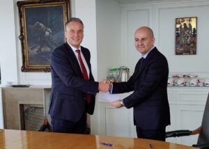 German company Diehl Defence offers to Hellenic Armed Forces its state-of-the-art Ground Based Air Defence (GBAD) solutions. The company’s proposal for Greece includes deep industrial cooperation. A few days ago, Diehl Defence signed a memorandum of cooperation with Hellenic Defense Systems (EAS) on the co-production of IRIS-T SLS/SLM air defence systems.