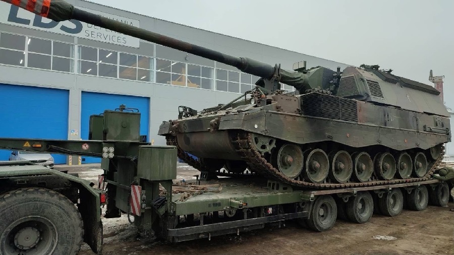 On December 3 another two PzH2000 self-propelled howitzers were taken to Ukraine after undergoing repair in Lithuania, as well as part of the transferred ammunition. The 155mm ammunition that Lithuania delivers is especially necessary for the Armed Forces of Ukraine in its fight. The decision to transfer ammunition of such calibre was taken in the lasts National Defence Council.
