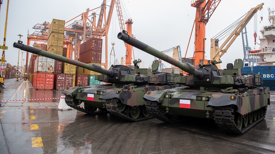 Poland has taken delivery of the first of hundreds of main battle tanks and howitzers from South Korea.