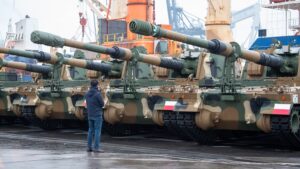Poland has taken delivery of the first of hundreds of main battle tanks and howitzers from South Korea.
