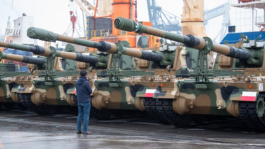 Poland has taken delivery of the first of hundreds of main battle tanks and howitzers from South Korea.