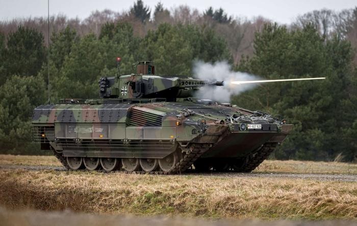 The German Bundeswehr has signed a framework agreement with Rheinmetall to supply over 600,000 rounds of medium-calibre ammunition for the Puma infantry fighting vehicle. In total, ammunition is to be procured for around EUR 576 million. The budget committee of the German Parliament approved the bill for this comprehensive procurement on 30 November 2022. A first call-off of around 25,000 rounds of DM21 30mm x 173 cal. ammunition is expected to come before the end of 2022. This automatic cannon ammunition order for the Puma will ensure an adequate operational supply for the NATO Very High Readiness Joint Task Force, the VJTF. Moreover, the cartridges are required for German Army mechanized infantry training and exercises.