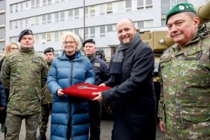 Slovak Minister of Defence Jaroslav Naď welcomed Minister of Defence of the Federal Republic of Germany Christine Lambrecht to the Slovak MOD in an enhanced honour cordon ceremony on Monday 19 December 2022. The two leaders met for talks to mark the handover of the first of the 15 Leopard 2A4 Main Battle Tanks (MBTs) which Slovakia is to receive under a ring swap deal in exchange for gifting its 30 tracked BMP-1 infantry fighting vehicles to Ukraine.