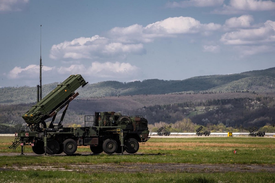 The German Armed Forces began moving the first two of three Patriot anti-aircraft missile squadrons to Poland on Monday.