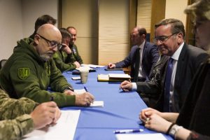 The German government is checking the availability of Leopard battle tanks for delivery to Ukraine. Defence Minister Boris Pistorius told the Ukraine Conference at the US Ramstein Air Base in Ramstein, Germany, that he had given the order to determine how many Leopard 2 tanks could be supplied. “We are preparing for the worst-case scenario,” Pistorius said. A political decision on delivery would then be taken “as soon as possible”.