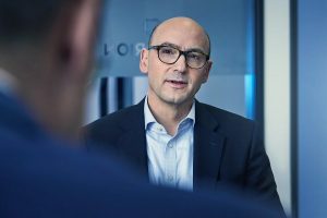 According to Dr. Stefan Stenzel, managing director of VINCORION, 2022 was a successful year for the company overall. “Our sites in Wedel, in Altenstadt, and in Essen performed well,” said Stenzel, referring to the quantity of orders received, newly developed products and projects, and the hiring of additional employees. Nevertheless, he urges the German government to follow up its promise of a “Zeitenwende” (i.e., a new era in defense polity) with action – including more reliability vis-à-vis the industry.