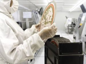 The German photonics company Jenoptik concluded a framework agreement with a global technology group at the end of 2022 with a total volume in the upper double-digit million euro range and a term of three years. The contract covers the manufacture of complex micro-optical components used in semiconductor production facilities. Jenoptik has long been positioned as a reliable and competent development and systems partner in the global semiconductor equipment market.