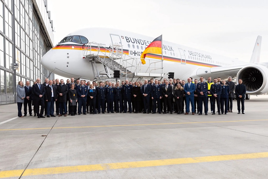 Lufthansa Technik AG handed over another new Airbus A350 government aircraft to the German Armed Forces. Prior to this, the modern long-haul jet was ceremonially christened ”Theodor Heuss”, after the first President of the Federal Republic of Germany. Already tomorrow, the aircraft will be ferried from Lufthansa Technik’s Hamburg base to Cologne-Wahn airport to be officially put into political-parliamentary flight service by the German Airforce.