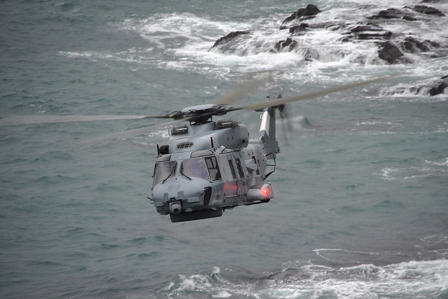 On Monday, 5 July 2021, radio and television reports issued warnings: Storm Zyprian was approaching Brittany, bringing with it winds of more than 110 km/h (60 knots). At the Lanvéoc-Poulmic naval air base everyone knew exactly what this meant. For several decades, the helicopters of Air Naval Squadron 33F have been standing guard. The outstanding Super Frelon that was in service from 1979 to 2010 was replaced in 2011 by the equally impressive NH90 Caïman. However, Public Service (PS) missions have remained essential: they still involve taking off in all weather conditions, facing the raging elements and providing assistance, far out to sea if necessary. Most of the 33F’s resources are based at Lanvéoc-Poulmic (Presqu'ile de Crozon, Brittany), but it also supplies the PS unit in Cherbourg, as well as aircraft and crews on board multi-mission frigates.