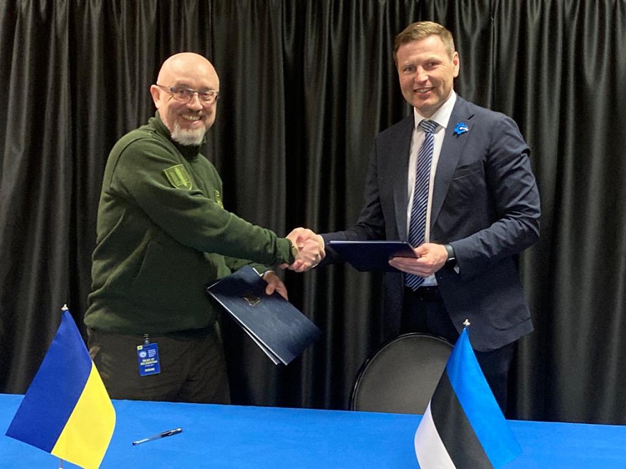 Today in Ramstein at the Ukraine Defence Contact Group meeting, Estonian Minister of Defence Hanno Pevkur and Ukrainian Minister of Defence Oleskii Reznikov signed a defence cooperation agreement between Estonia and Ukraine. The agreement sets out continuing cooperation and information exchange in the areas of defence policy and planning, intelligence and situational awareness, defence education and training, and more, between Estonia and Ukraine