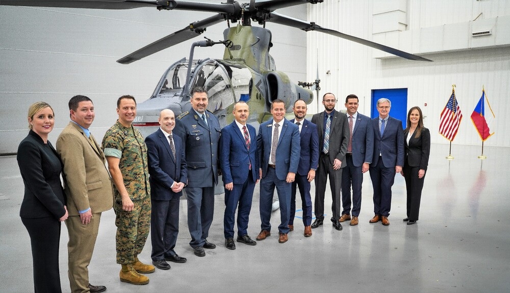 First Deputy Minister of Defence František Šulc and Czech Air Force Commander Brigadier General Petr Čepelka participated at the ceremony marking the handover of the first H1 helicopter to the Czech Armed Forces in the Bell Textron factory in Amarillo, Texas. Eight UH-1Y Venom utility helicopters and four AH-1Z Viper attack helicopters represent an important step towards the modernization of the Czech Air Force, as they shall replace the obsolete Mi 24V/35 helicopters. The first Vipers are slated for delivery in the spring of this year to the Náměšť Air Base, the Venoms shall follow.