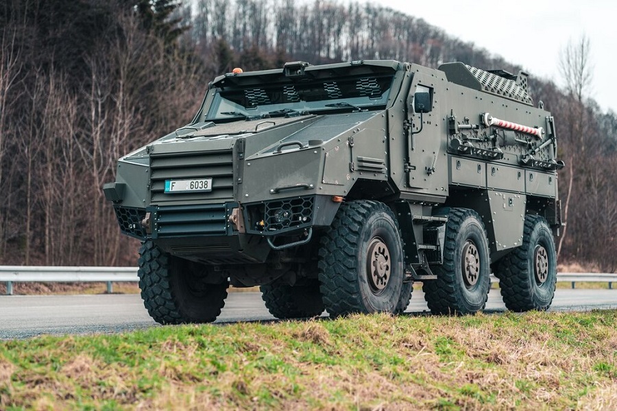 On May 25, at the IDET exhibition in Brno, the armed forces ceremoniously took delivery of the new TITUS armored vehicle. A total of 62 vehicles are being manufactured in the Czech Republic and will be handed over to the military by the end of 2024. The symbolic key to the wheeled armored vehicle was received by Deputy Minister of Defense Daniel Blažkovec and Chief of the General Staff of the Czech Armed Forces Lieutenant General Karel Řehka