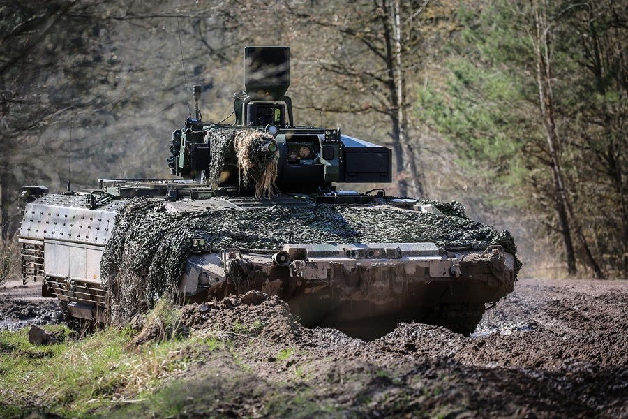 Germany’s two top military vehicle makers, Krauss-Maffei Wegmann (KMW) and Rheinmetall, have been awarded an order to build a further fifty Puma infantry fighting vehicles. Including value added tax, the total value of the order comes to 1.087 billion euros. Of this amount, 574 million euros will go to KMW and 501 million euros to Rheinmetall Landsysteme GmbH, both of which are serving as subcontractors in the project.