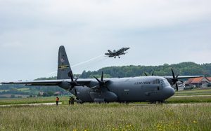 armasuisse has accepted a further delivery of the radar-guided missiles model AIM-120 C-7 approved with the 2017 armament programme. The transport took place today on board an US Air Force Lockheed C-130J. The aircraft landed at the Payerne Military Air Base on May 16.