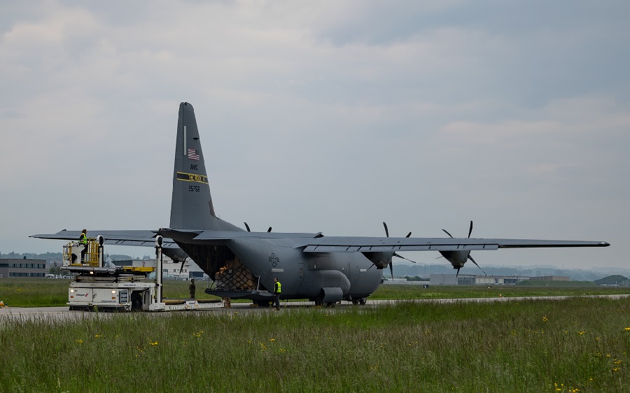 armasuisse has accepted a further delivery of the radar-guided missiles model AIM-120 C-7 approved with the 2017 armament programme. The transport took place today on board an US Air Force Lockheed C-130J. The aircraft landed at the Payerne Military Air Base on May 16.