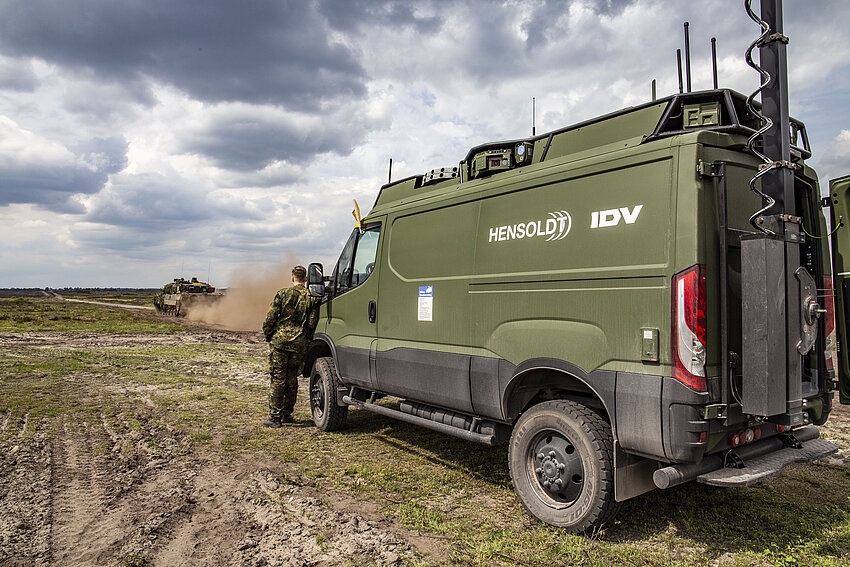 Within the scope of a technology demonstration at the German Army Combat Training Centre (GÜZ), the sensor solution provider HENSOLDT has successfully demonstrated the operational capability of its land-based networked sensors with the technology demonstration vehicle "MUV". In front of representatives of the GÜZ, the Army Development Office (AHEntwg), the Army Command (KdoH), the BAAINBw and the Bundeswehr universities in Hamburg and Munich, the assisted and automated reconnaissance capabilities of the "MUV" could be compared against the real-time situation display of the "AGDUS" duel simulator used at the GÜZ.