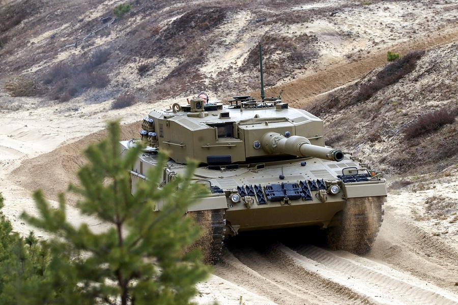 Slovak Armed Forces take delivery of third Leopard 2A4 tank from Germany