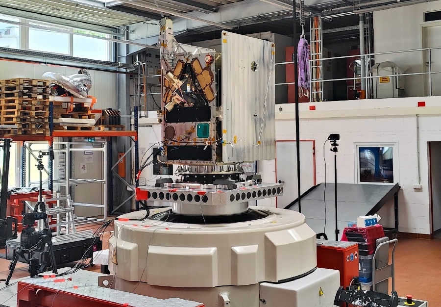 Creotech Instruments has successfully progressed through key stages of its landmark space project – the construction of the Polish EagleEye observation microsatellite. The recently concluded environmental testing was designed to evaluate the satellite’s resilience against the harsh conditions of space and the rigors of a launch to orbit.