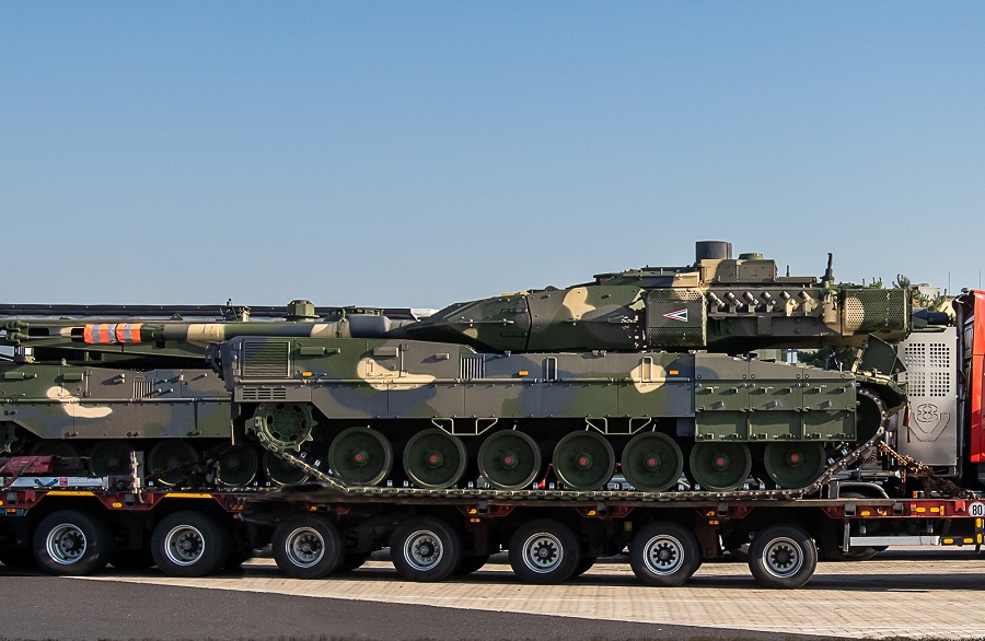 Photos of the first Leopard 2A7HU main battle tank delivered to Hungary have appeared on the Facebook profile of lhsn.hu website.