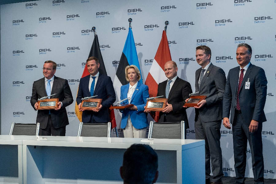Visiting Diehl Defence in Röthenbach (Germany), the Estonian and Latvian Ministers of Defence, Hanno Pevkur and Ināra Mūrniece, have signed a Letter of Intent (LoI) with the German Minister of Defence, Boris Pistorius, on their future participation in the European Sky Shield Initiative (ESSI).