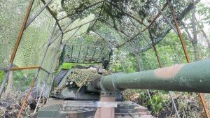 Metinvest, as part of Rinat Akhmetov's Steel Front initiative, has launched the mass production of engineered structures that act as “lancet catchers” to protect the valuable military equipment of the Armed Forces of Ukraine (AFU) from enemy drone attacks. To date, Metinvest has donated 32 shelter structures to the AFU that are actively being used in the hottest spots on the front line.