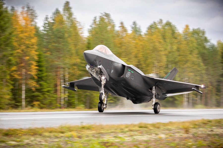 Norwegian F-35A landed on a highway in Finland [VIDEO]