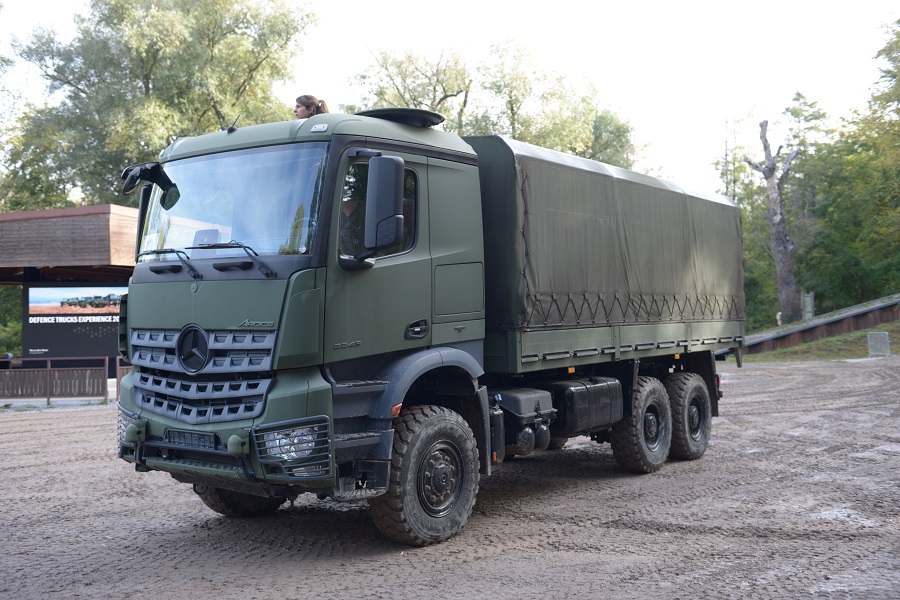 For security and defence forces to successfully fulfill their missions, they need robust and powerful as well as dependable and low-maintenance vehicles. For several decades, Mercedes-Benz Special Trucks has been providing its customers with commercial vehicles in a variety of model series and configurations, which aim at reliably meeting their requirements at freezing temperatures and in desert heat.