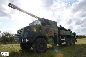 Defence company Nexter, a company of KNDS, has delivered two CAESAR Mk1 self-propelled howitzers to the French defence procurement agency DGA. This marks the beginning of the replacement of artillery systems that France had previously transferred to the Armed Forces of Ukraine.