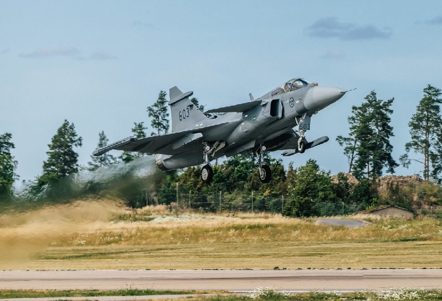 On Friday 6 October, an important milestone was passed when Saab delivered the first series-produced Gripen E aircraft to FMV, who will now operate the aircraft before eventually handing it over to the Swedish Armed Forces.