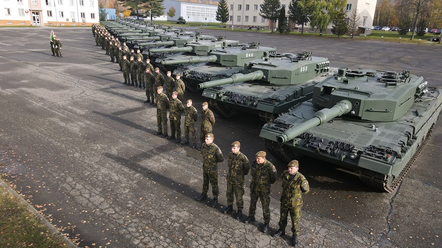 A Alemanha cumpriu o seu compromisso com a República Checa ao entregar o lote final de tanques Leopard 2A4, marcando a conclusão de uma troca significativa de apoio militar.  Esta transferência é um reconhecimento da assistência militar da República Checa à Ucrânia, que envolveu o fornecimento de tanques T-72M1 como parte da iniciativa Ringautsch.