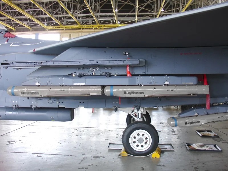 Raytheon has secured a substantial contract with the United States Department of Defence for the production of GBU-553/B StormBreaker guided bombs. This contract, which extends to various branches of the US military and includes international customers such as Norway, Germany, Italy, and Finland, was announced in a statement by the US DoD.