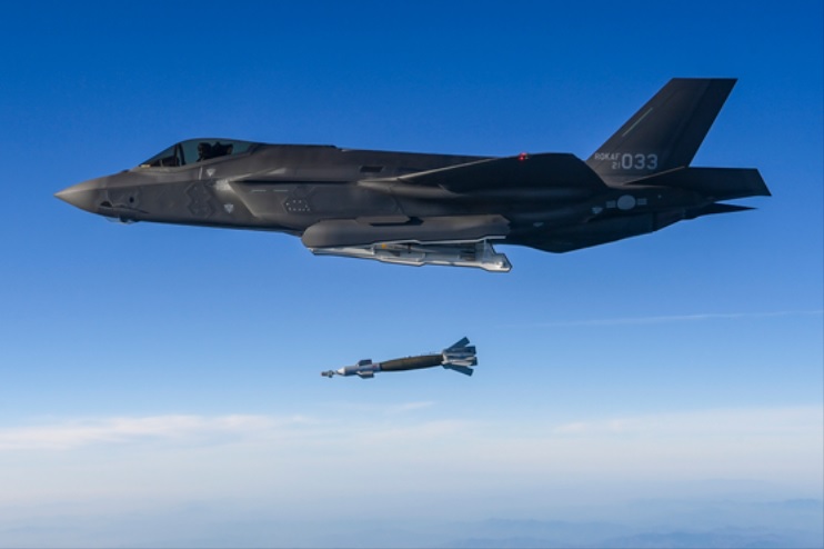 The South Korean Defence Acquisition Program Administration (DAPA) has officially confirmed the acquisition of 20 F-35A stealth fighter jets. The announcement on December 27, 2023, follows the approval by the US government in September 2023 for the purchase of these advanced aircraft, produced by Lockheed Martin.