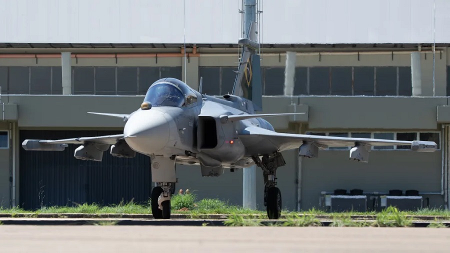 The Brazilian Gripen E aircraft with registration FAB 4100, dedicated to tests in Brazil, took part in a flight test campaign in Anápolis (GO) to assess the Infrared Search and Track (IRST), a passive long-range target detection sensor.