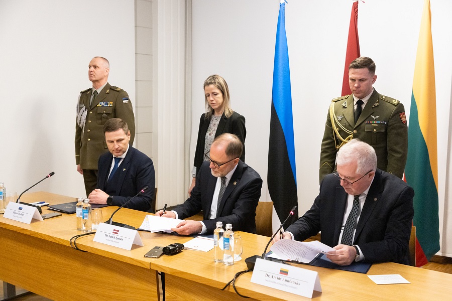 Lithuanian, Latvian and Estonian defence ministers signed the agreement on Baltic Defence Line during the Baltic Defence Ministers’ Committee meeting. Common defence line will further reinforce the external border of the Baltic States and NATO’s eastern border.