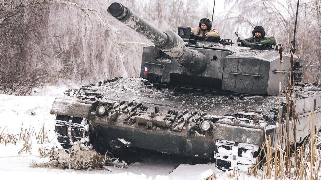 Discussions are underway between the Czech Republic and Germany for the Czechs to receive 15 Leopard 2A4 tanks as compensation for their military assistance to Ukraine. Furthermore, there is an opportunity for the Czech Republic to purchase an additional 15 tanks from Germany's defense sector, as announced by the Czech Defence Ministry on Wednesday.