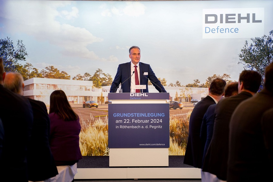 On February 22, the foundation stone was laid for a further building complex at the Röthenbach location as part of a comprehensive site development. Diehl Defence CEO Helmut Rauch hosted the event together with Diehl Energy Products (DEP) CEO Dr. Dominik Clément and welcomed the District Administrator Armin Kroder, first mayor Klaus Hacker as well as the shareholder of the property developer Max Bögl, Johann Bögl, in order to acknowledge this important milestone in the company's development.