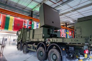 On February 15, the Dutch Armed Forces showcased the Thales Ground Master 200 Multi Mission Compact Radar (GM200 MM/C), a state-of-the-art multifunctional radar system. The event took place at the Harde base, a key training ground for Dutch artillery personnel.