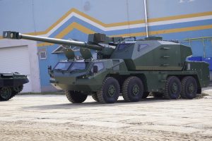 The DITA self-propelled howitzer is a modern artillery system that can hit targets dozens of kilometres away. Ukraine urgently needs weapons of this kind. The Netherlands therefore recently ordered nine units for Ukraine. The weapons are part of a large Dutch order for Ukraine that is being fulfilled by two arms manufacturers in the Czech Republic. Netherlands Chief of Defence General Onno Eichelsheim paid them a visit.