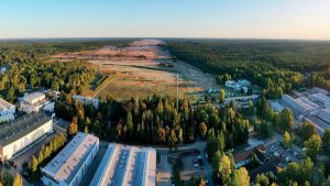 Rheinmetall is taking an important strategic step to bolster Germany’s national security preparedness. The Düsseldorf-based tech enterprise is building a new factory at its Unterlüß site in the Lüneburg Heath in Lower Saxony, further enhancing the country’s self-reliance in ammunition production. Chancellor Olaf Scholz, the Prime Minister of the Kingdom of Denmark, Mette Frederiksen, and German defence minister Boris Pistorius joined Rheinmetall AG executive board chairman Armin Papperger for the official ground-breaking ceremony of “Werk Niedersachsen”, the Group’s new ammunition factory. Numerous other prominent personalities from the world of politics, administration, the armed forces and industry were present as well.