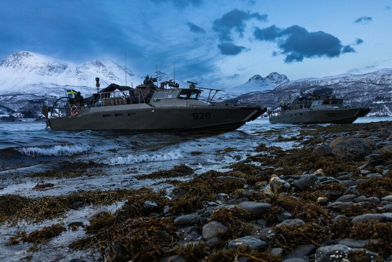 Swedish and Finnish marines launched amphibious operations from a US Navy warship in the Norwegian Arctic in preparation for NATO’s exercise Nordic Response 24.