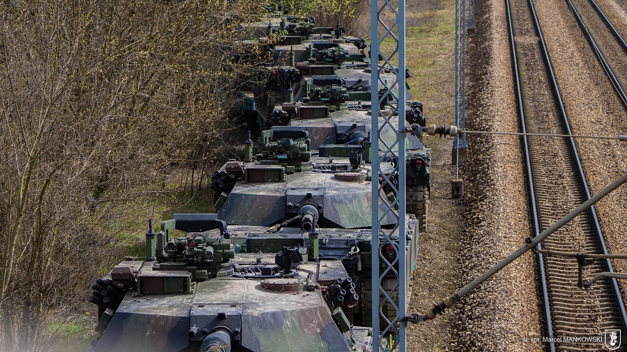 Polish Armed Forces receive more M1A1 Abrams main battle tanks [VIDEO]