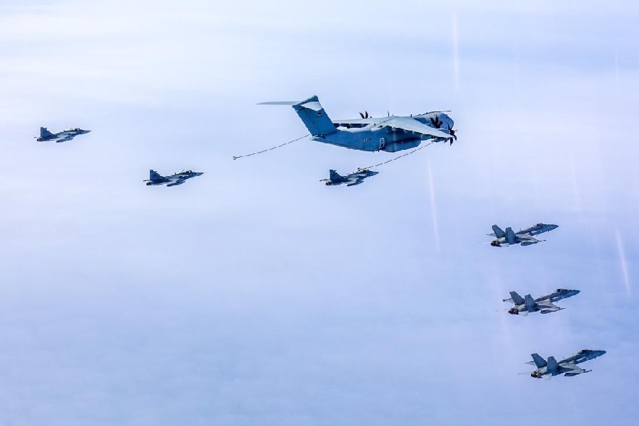 Swedish JAS-39 and Finnish F/A-18 fighter jets conducting air-to-air refuelling manoeuvres with a German A4000M over the Baltic Sea. Photo by Finnish Air Force.
