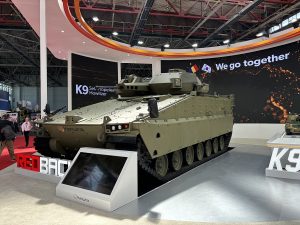 During the Black Sea Defence and Aerospace exhibition held in Bucharest on May 22-24, South Korean company Hanwha Aerospace showcased the Redback infantry fighting vehicle. This proposal targets the Romanian land forces, preparing to acquire new IFVs.